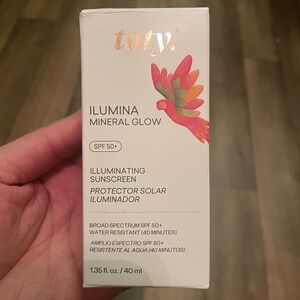 Toty Ilumina Mineral Glow SPF 50+ ILLUMINATING SUNSCREEN
